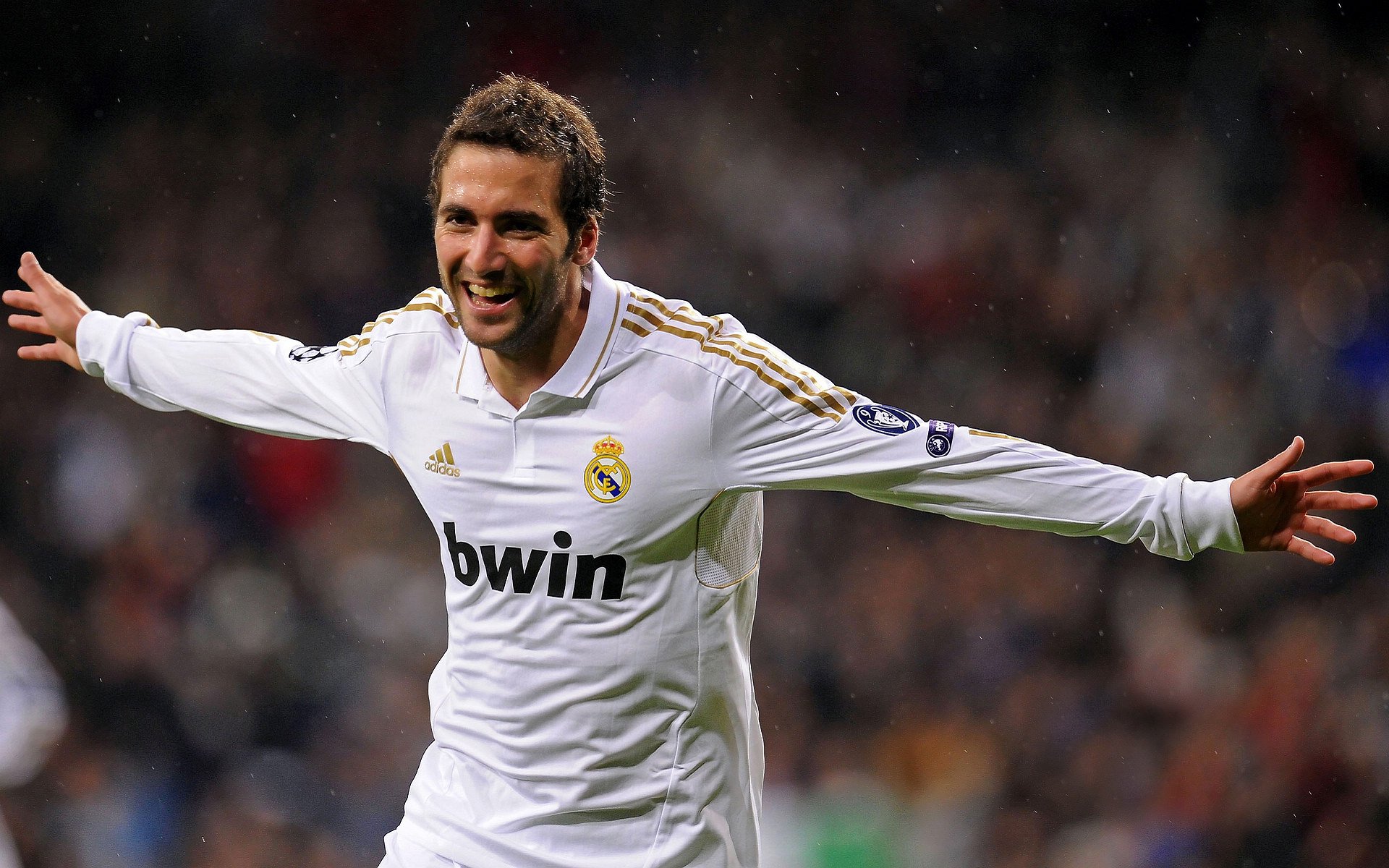 F1新赛季揭幕战之夜，巴斯托尼关键时刻站出来，诠释何为唯一性