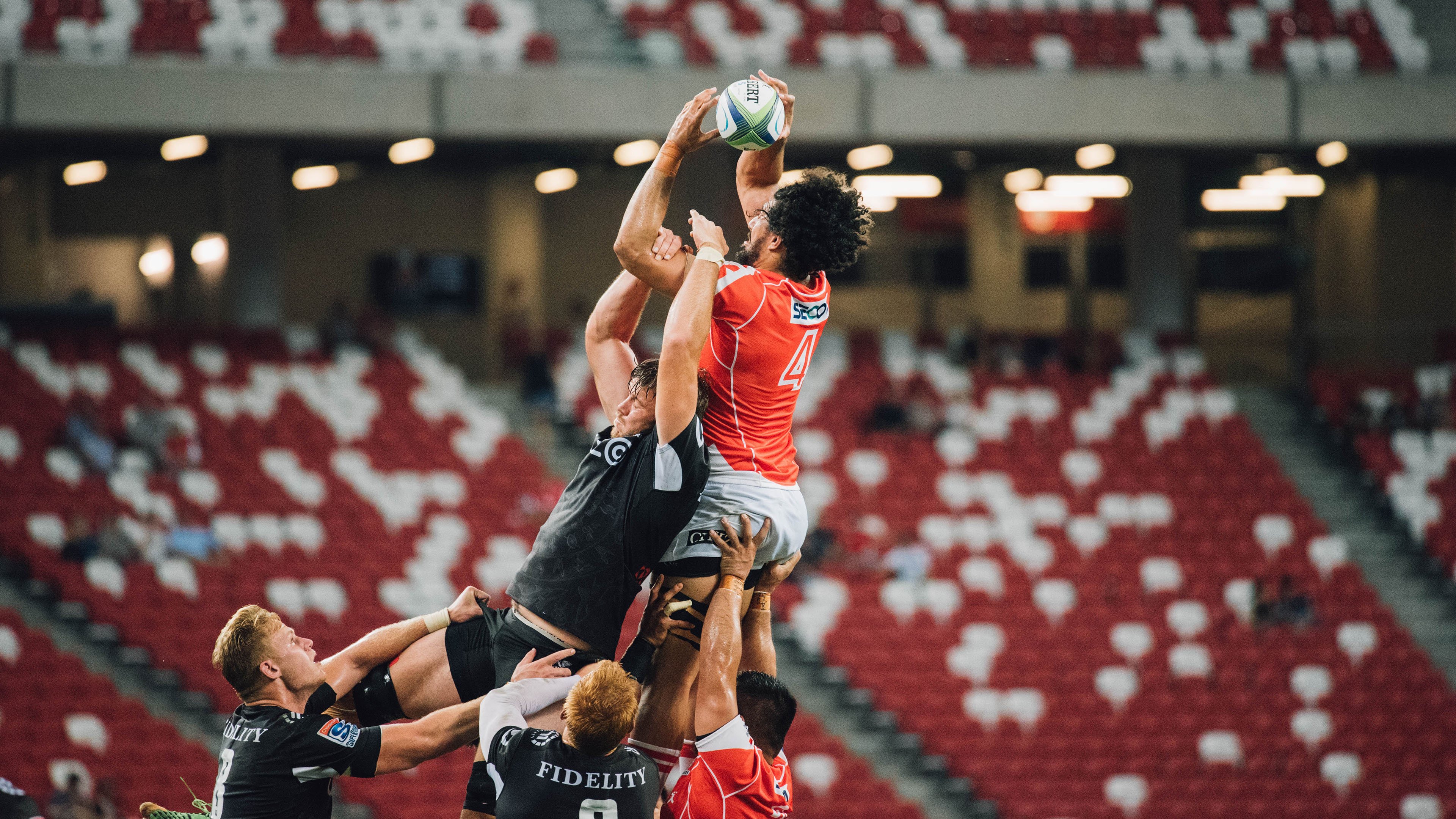 赛道上的黎明，詹姆斯·F1街道赛之夜的自我救赎